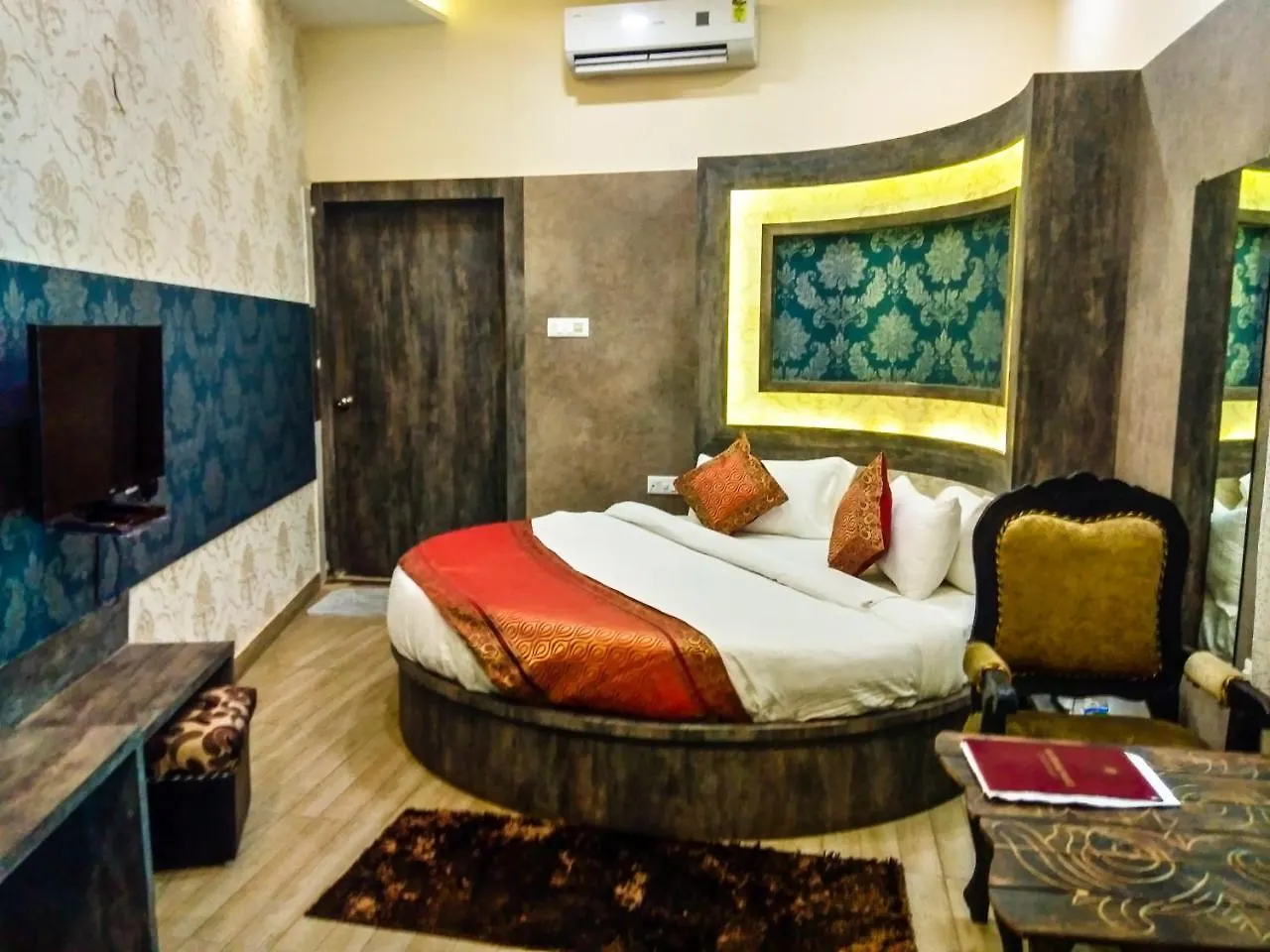 Dwivedi Hotels Sri Omkar Palace Varanasi Inn